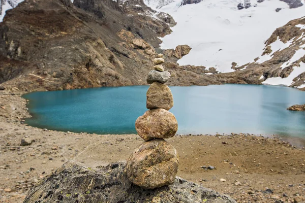 Kamienna Piramida Przed Turkusowym Jeziorem Wodnym Patagonii Park Narodowy Los — Zdjęcie stockowe