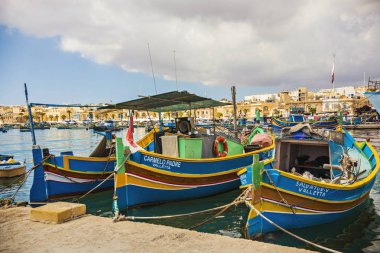 Marsaxlokk, Malta - Eylül 2018: Malta balıkçı köyü Marsaxlokk, Malta'da renkli tekneler