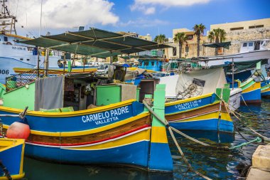 Marsaxlokk, Malta - Eylül 2018: Malta balıkçı köyü Marsaxlokk, Malta'da renkli tekneler
