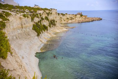 Marsascala, Malta 'nın taşlı plajındaki uçurum manzarası