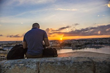La Valletta, Malta - Eylül 2018: Valletta kasabası üzerinde nefes kesen gün batımı, Malta