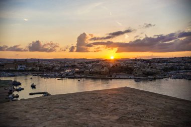 La Valletta, Malta - Eylül 2018: Valletta kasabası üzerinde nefes kesen gün batımı, Malta