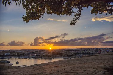 La Valletta, Malta - Eylül 2018: Valletta kasabası üzerinde nefes kesen gün batımı, Malta