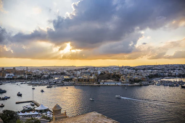 Pôr Sol Tirar Fôlego Sobre Valletta Malta — Fotografia de Stock