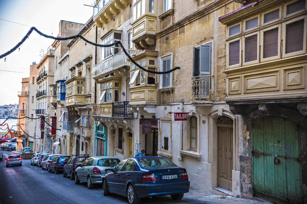 Traditionelle Maltesische Architektur Altstadt Von Valetta Mit Menschen Draußen Und — Stockfoto