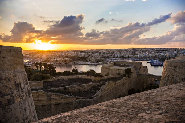 Valletta Malta September 2018 Hisnande Solnedgång Över Valletta Stad Malta — Stockfoto