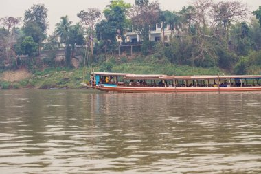 Luang Prabang, Güney Doğu Asya 'daki Mekong Nehri' nde geleneksel uzun botlar, Laos