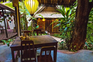 LUANG PRABANG, LAOS - Mart 2019: Luang Prabang, Laos 'taki tropik bahçede geleneksel Lao tarzı villa