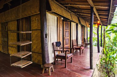 LUANG PRABANG, LAOS - Mart 2019: Luang Prabang, Laos 'taki tropik bahçede geleneksel Lao tarzı villa