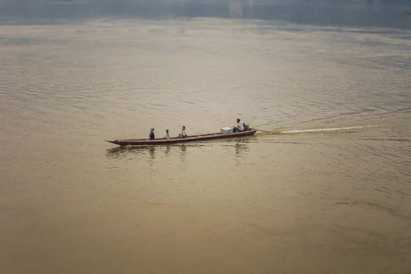 老挝勃拉邦 2019年4月 日落时分湄公河上的长船 老挝勃拉邦 — 图库照片