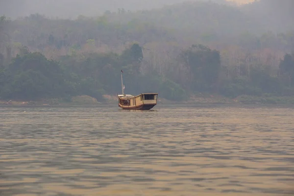 Barco Longo Passageiros Rio Mekong Noite Luang Prabang Laos — Fotografia de Stock