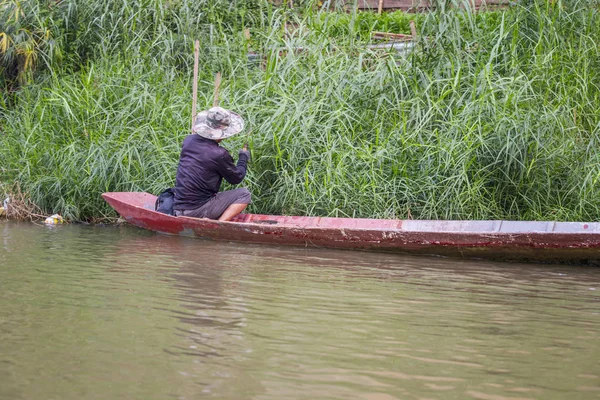 Luang Prabang Laos Abril 2019 Lao Man Traditional Long Wooden —  Fotos de Stock