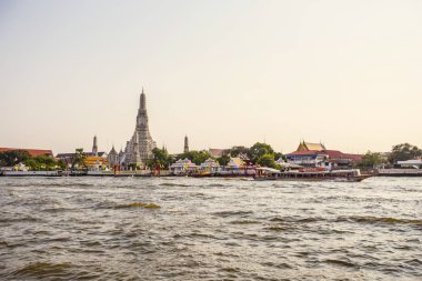 Bangkok, Tayland - Nisan 2019: Bangkok Chao Phraya Nehri üzerinde uzun tekne, Tayland