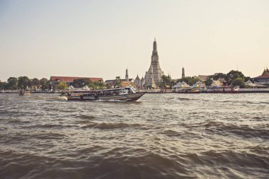 Bangkok, Tayland - Nisan 2019: Bangkok Chao Phraya Nehri üzerinde uzun tekne, Tayland