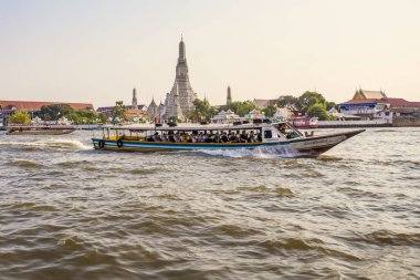 Bangkok, Tayland - Nisan 2019: Bangkok Chao Phraya Nehri üzerinde uzun tekne, Tayland