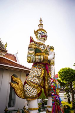 Bangkok, Tayland 'daki Wat Arun tapınağının geleneksel tapınak kapısı.
