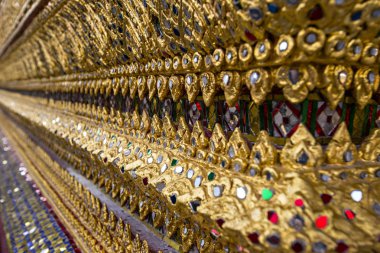 Bangkok, Tayland - Nisan 2019: Wat Arun tapınak duvarlarında altın süslü mozaik, Bangkok, Tayland