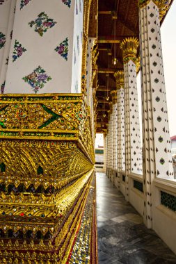 Bangkok, Tayland - Nisan 2019: Wat Arun tapınak duvarlarında altın süslü mozaik, Bangkok, Tayland