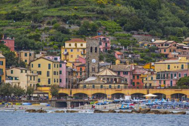 Monterosso, İtalya - Haziran 2019: Saat kulesiyle güzel Monterosso kasabasının manzarası, deniz kenarından Monterosso silueti, İtalyan Cinque Terre Ulusal Parkı, İtalyan Riviera, Liguria, İtalya 