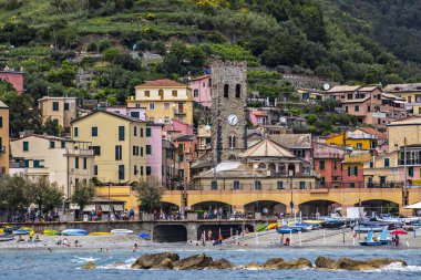 Monterosso, İtalya - Haziran 2019: Saat kulesiyle güzel Monterosso kasabasının manzarası, deniz kenarından Monterosso silueti, İtalyan Cinque Terre Ulusal Parkı, İtalyan Riviera, Liguria, İtalya 