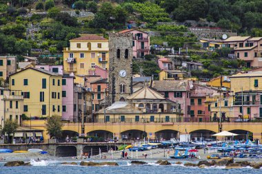 Monterosso, İtalya - Haziran 2019: Saat kulesiyle güzel Monterosso kasabasının manzarası, deniz kenarından Monterosso silueti, İtalyan Cinque Terre Ulusal Parkı, İtalyan Riviera, Liguria, İtalya 