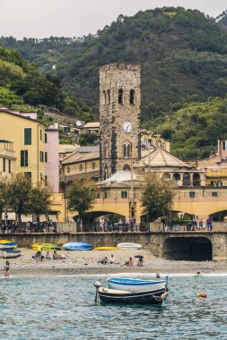 Monterosso, İtalya - Haziran 2019: Saat kulesiyle güzel Monterosso kasabasının manzarası, deniz kenarından Monterosso silueti, İtalyan Cinque Terre Ulusal Parkı, İtalyan Riviera, Liguria, İtalya 