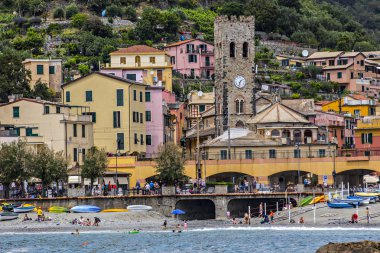 Monterosso, İtalya - Haziran 2019: Saat kulesiyle güzel Monterosso kasabasının manzarası, deniz kenarından Monterosso silueti, İtalyan Cinque Terre Ulusal Parkı, İtalyan Riviera, Liguria, İtalya 