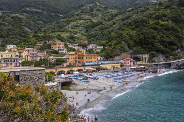 Saat kulesi olan güzel Monterosso kasabası, deniz kenarından Monterosso silueti, İtalyan Cinque Terre Ulusal Parkı, İtalyan Riviera, Liguria, İtalya 