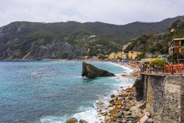 Monterosso, İtalya - Haziran 2019: Monterosso 'daki Fegina plajının havadan görünüşü, Bach' taki insanlar, Cinque Terre, Liguria, İtalya