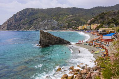 Monterosso, İtalya - Haziran 2019: Monterosso 'daki Fegina plajının havadan görünüşü, Bach' taki insanlar, Cinque Terre, Liguria, İtalya