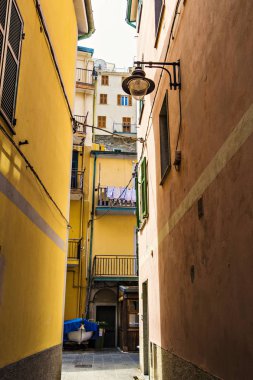 Riomaggiore, Cinque Terre, Liguria, İtalya 'da ahşap pencereleri ve balkonları olan eski geleneksel İtalyan evi.