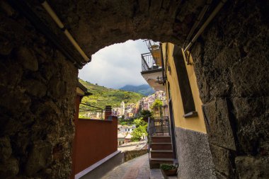 Riomaggiore kasabası kemer yolu boyunca Cinque Terre, Liguria, İtalya