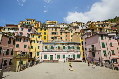 Riomaggiore, İtalya - Haziran 2019: Riomaggiore, Cinque Terre, Liguria, İtalya'da ahşap pencereli ve balkonlu eski geleneksel İtalyan evleri