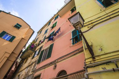 Riomaggiore, İtalya - Haziran 2019: Riomaggiore, Cinque Terre, Liguria, İtalya'da ahşap pencereli ve balkonlu eski geleneksel İtalyan evleri