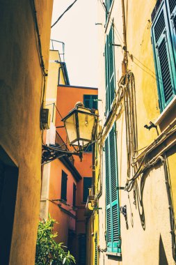 Riomaggiore, İtalya - Haziran 2019: Riomaggiore, Cinque Terre, Liguria, İtalya'da ahşap pencereli ve balkonlu eski geleneksel İtalyan evleri
