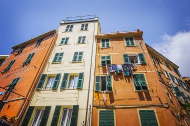 Riomaggiore, İtalya - Haziran 2019: Riomaggiore, Cinque Terre, Liguria, İtalya'da ahşap pencereli ve balkonlu eski geleneksel İtalyan evleri