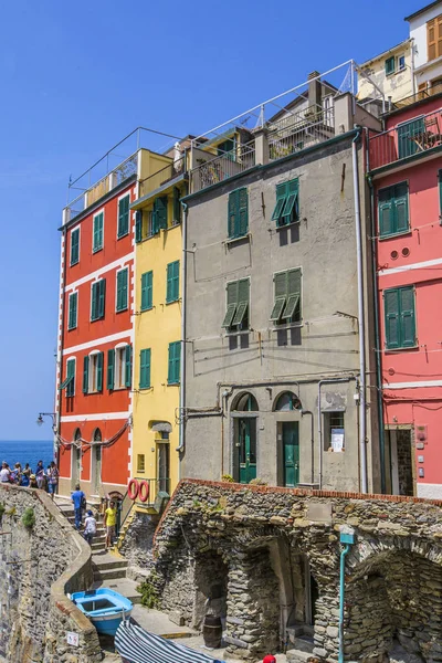 意大利里奥马焦雷 2019年6月 意大利利古里亚里奥马焦雷 Cinque Terre 的古传统意大利房屋 配有木窗和阳台 — 图库照片