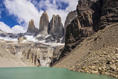 Patagonya Şili Torres del Paine Milli Parkı. Torres dağlarının fron turkuaz su gölü, Patagonya Şili