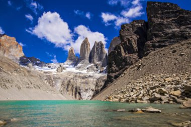 Patagonya Şili Torres del Paine Milli Parkı. Torres dağlarının fron turkuaz su gölü, Patagonya Şili