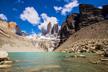 Patagonya Şili Torres del Paine Milli Parkı. Torres dağlarının fron turkuaz su gölü, Patagonya Şili