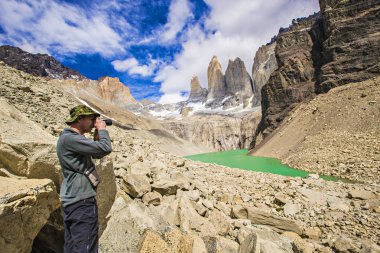 Patagonya, Şili - Şubat 2019: Patagonya Şili Torres del Paine Milli Parkı'nın manzarasını yakalayan fotoğrafçı. Torres dağlarının fron turkuaz su gölü, Patagonya Şili