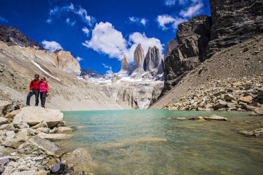 Patagonya Şili Torres del Paine Milli Parkı'nda Turistler. Torres dağlarının önündeki turkuaz su gölü, Patagonya Şili