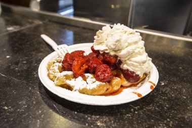 Tabağında dondurma olan Belçika Waffle 'ları bulanık Grote Markt arka planı, Brüksel, Belçika