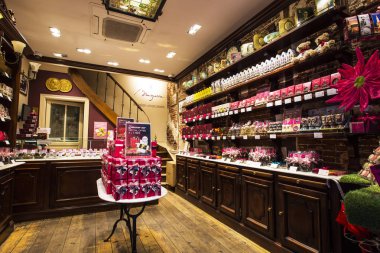 Brüksel, Belçika - Mayıs 2019: Brüksel şehir merkezinde çikolata ve tatlı ların büyük seçenekleriyle geleneksel Çikolata ve şekerleme dükkanı