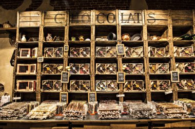 Brüksel, Belçika - Mayıs 2019: Brüksel şehir merkezinde çikolata ve tatlı ların büyük seçenekleriyle geleneksel Çikolata ve şekerleme dükkanı