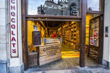 Brüksel, Belçika - Mayıs 2019: Brüksel şehir merkezinde çikolata ve tatlı ların büyük seçenekleriyle geleneksel Çikolata ve şekerleme dükkanı