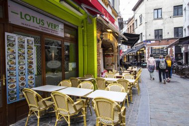 BRÜKSEL, BELGIUM - Mayıs 2019: Brüksel şehir merkezindeki samimi geleneksel açık hava kafe, Belçika