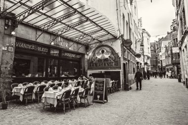 BRÜKSEL, BELGIUM - Mayıs 2019: Brüksel şehir merkezindeki samimi geleneksel açık hava kafe, Belçika