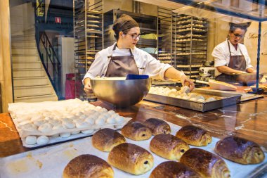 Geleneksel Belçika fırını ve şekerci dükkanı, dükkan vitrininde yemek pişiren kadınlar, Brüksel, Belçika