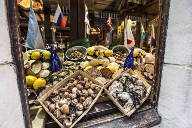 Brüksel, Belçika - Mayıs 2019: Deniz ürünleri restoranı vitrini. Brüksel,Belçika'nın merkezinde geleneksel deniz ürünleri restoranı